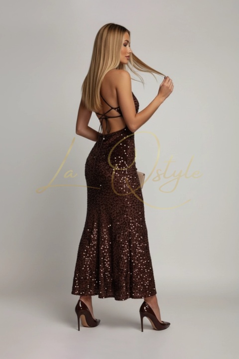 Midi sukienka cekinowa na ramiączkach z wiązaniem na plecach CZEKOLADOWA