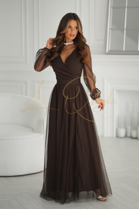 Długa tiulowa sukienka z długim rękawem i paskiem CZEKOLADOWA