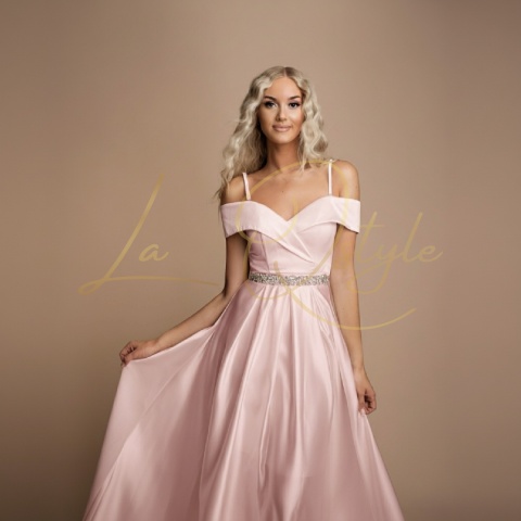 Satynowa sukienka z hiszpańskim dekoltem i wiązaniem na plecach PUDROWY RÓŻ