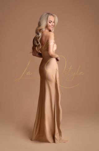 MAGALIE dopasowana sukienka z gorsetem, marszczeniami i opadającymi ramionami ZŁOTA