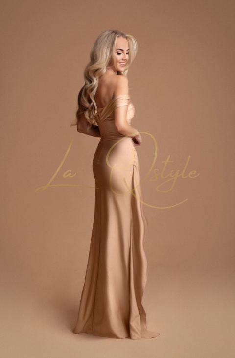 Dopasowana sukienka z gorsetem, marszczeniami i opadającymi ramionami ZŁOTA