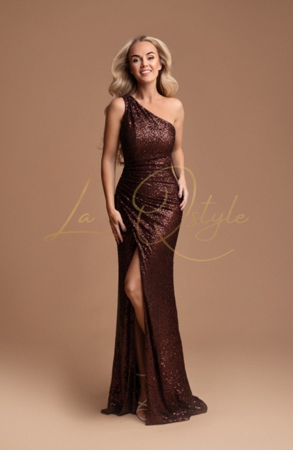 SOLANGE dopasowana cekinowa sukienka na jedno ramię CZEKOLADOWA