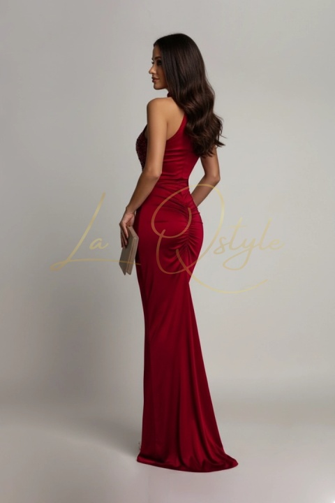 Maxi sukienka cekinowa z rozcięciem, zapinana na szyi BORDOWA