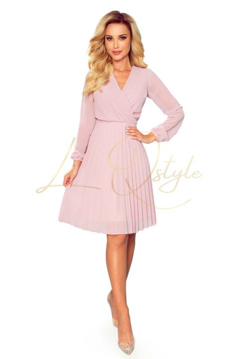 313-4 ISABELLE Plisowana sukienka z dekoltem i długim rękawkiem - PUDROWY RÓŻ