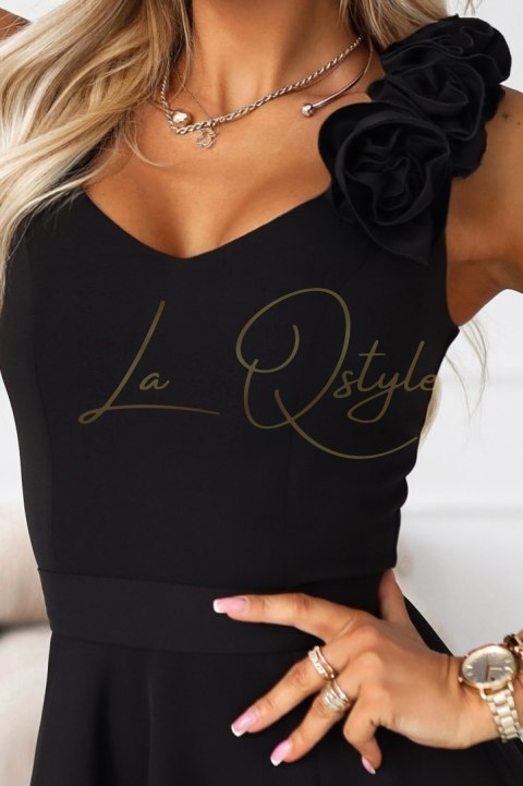 Elegancka wieczorowa suknia maxi z rozcięciem i różami KLASYCZNA CZERŃ