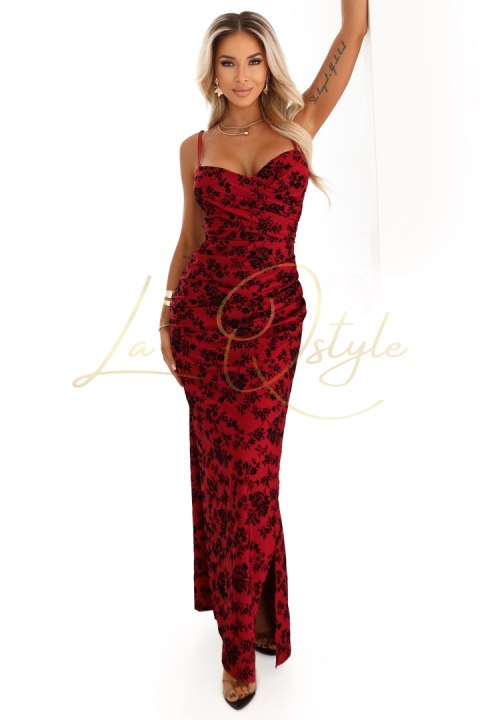 645-2 Dopasowana sukienka maxi z kopertowym dekoltem i rozcięciem - bordowa z eleganckim wzorem