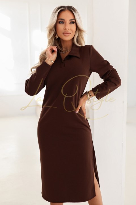 649-1 Elegancka sukienka midi z kołnierzykiem i rozcięciem z boku - czekoladowa