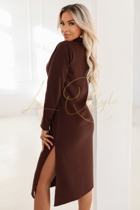 649-1 Elegancka sukienka midi z kołnierzykiem i rozcięciem z boku - czekoladowa