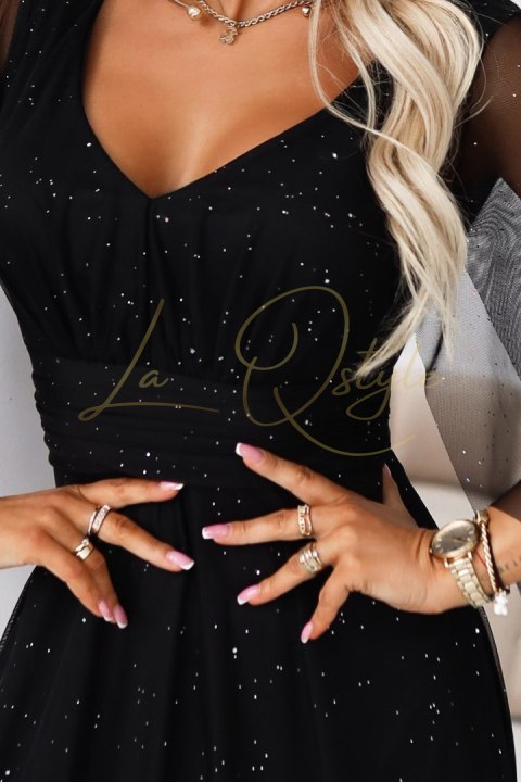 Długa połyskująca w świetle suknia z dekoltem i transparentnym rękawkiem CZARNA