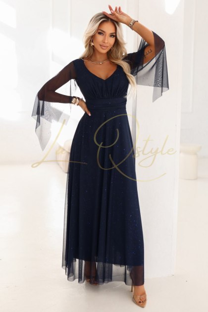 Długa połyskująca w świetle suknia z dekoltem i transparentnym rękawkiem GRANATOWA