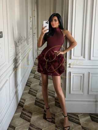 BLOOM krótka sukienka z kwiatami i odkrytymi plecami BORDOWA