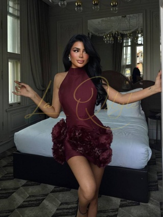 BLOOM krótka sukienka z kwiatami i odkrytymi plecami BORDOWA