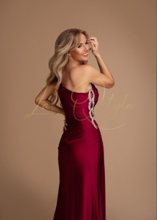 GABRIELLE dopasowana sukienka na jedno ramię z gorsetem i zdobieniami BORDOWA