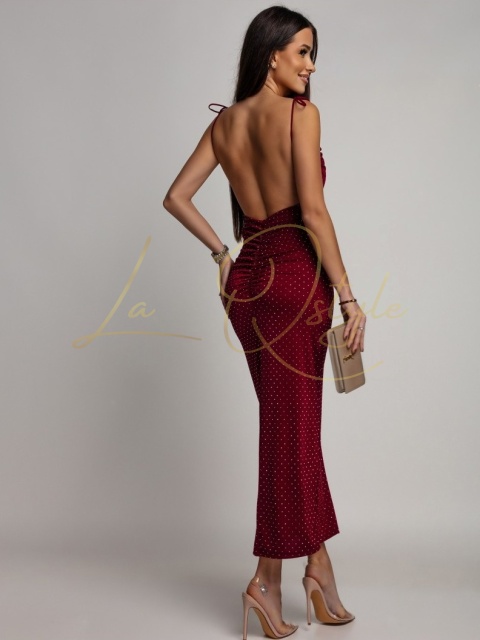 Błyszcząca midi sukienka na ramiączkach z odkrytymi plecami BORDOWA