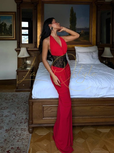 Dopasowana sukienka z koronkową wstawką i odkrytymi plecami CZERWONA