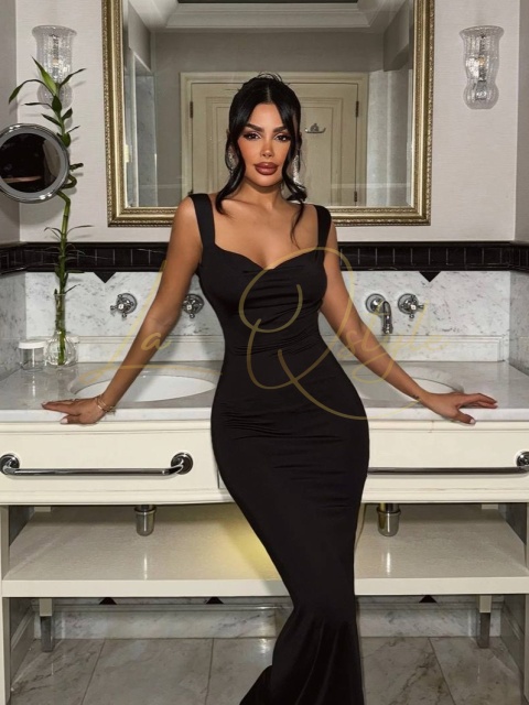 NOURI długa dopasowana sukienka wieczorowa z odkrytymi plecami CZARNA