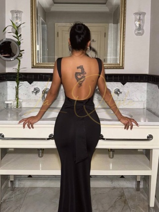 NOURI długa dopasowana sukienka wieczorowa z odkrytymi plecami CZARNA