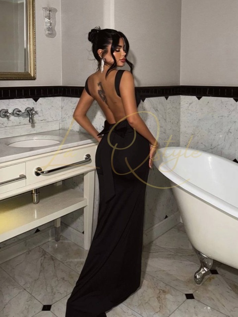 NOURI długa dopasowana sukienka wieczorowa z odkrytymi plecami CZARNA