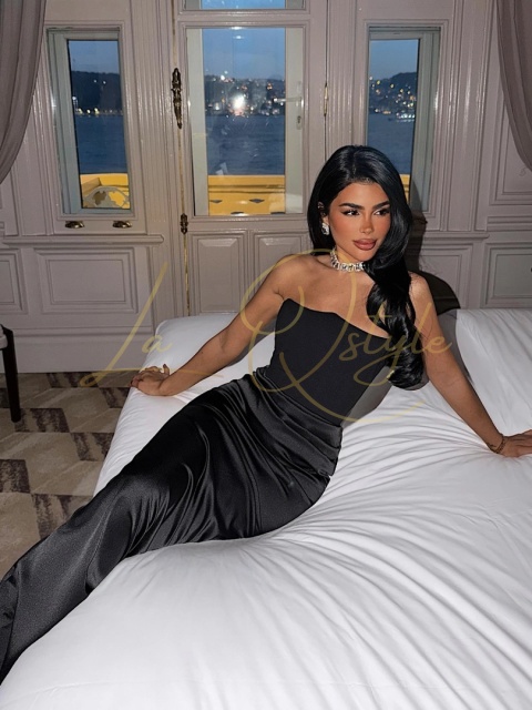 Elegancka gorsetowa sukienka o kroju rybki CZARNA