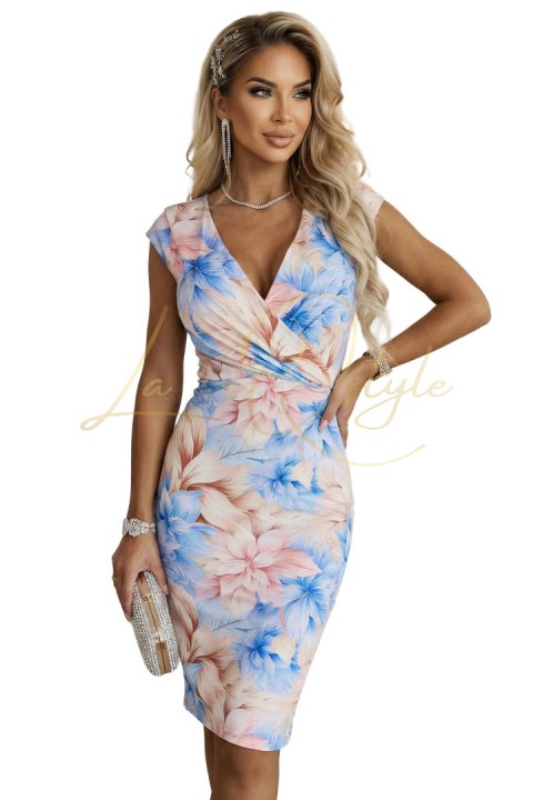 BOYKA Dopasowana sukienka midi z kopertowym dekoltem - błękitno beżowe kwiaty