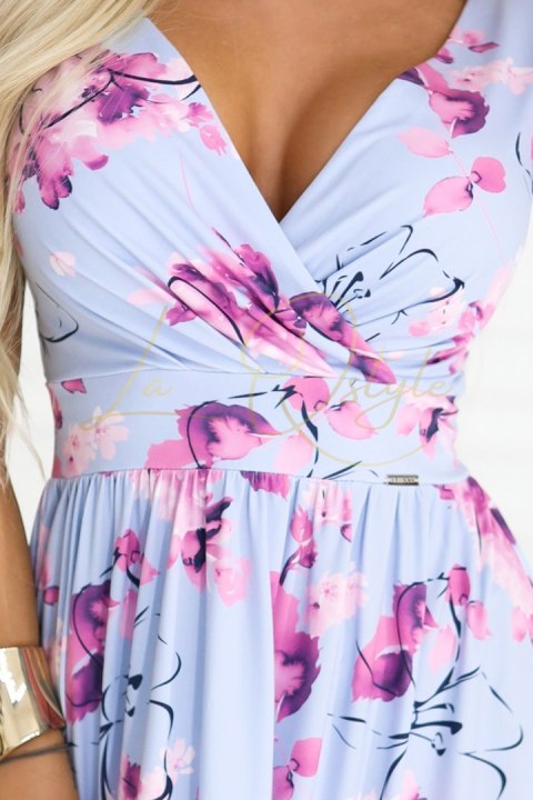 Rozkloszowana sukienka midi z kopertowym dekoltem i krótkim rękawkiem - błękitna w różowe kwiaty