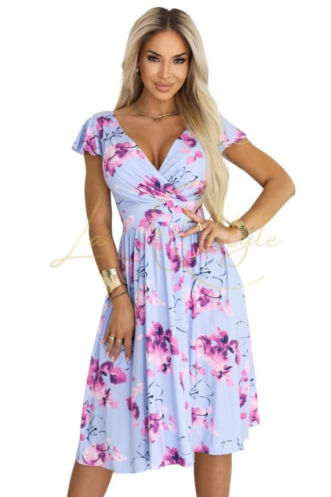 Rozkloszowana sukienka midi z kopertowym dekoltem i krótkim rękawkiem - błękitna w różowe kwiaty