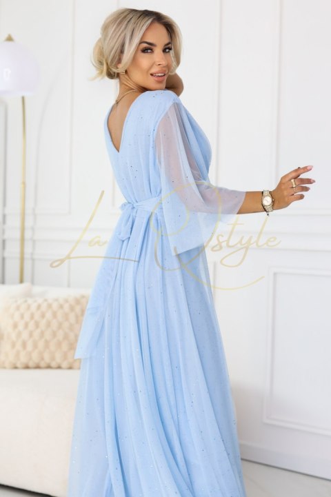 Długa połyskująca sukienka plus size z dekoltem i transparentnym rękawkiem BŁĘKITNA