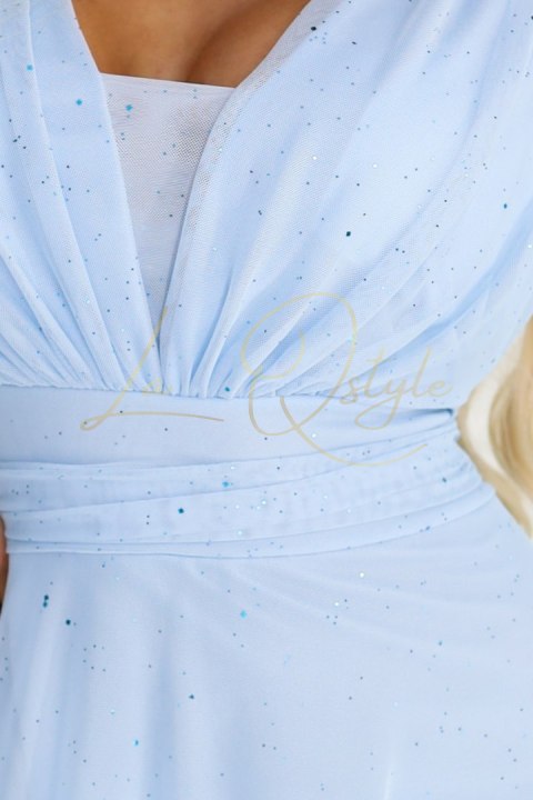 Długa połyskująca sukienka plus size z dekoltem i transparentnym rękawkiem BŁĘKITNA