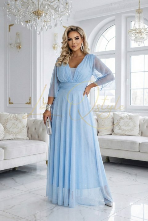 Długa połyskująca sukienka plus size z dekoltem i transparentnym rękawkiem BŁĘKITNA