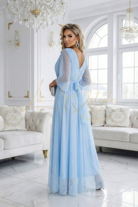 Długa połyskująca sukienka plus size z dekoltem i transparentnym rękawkiem BŁĘKITNA