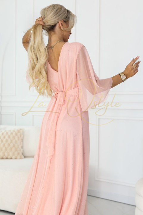 Długa połyskująca sukienka plus size z dekoltem i transparentnym rękawkiem BRZOSKWINIOWA