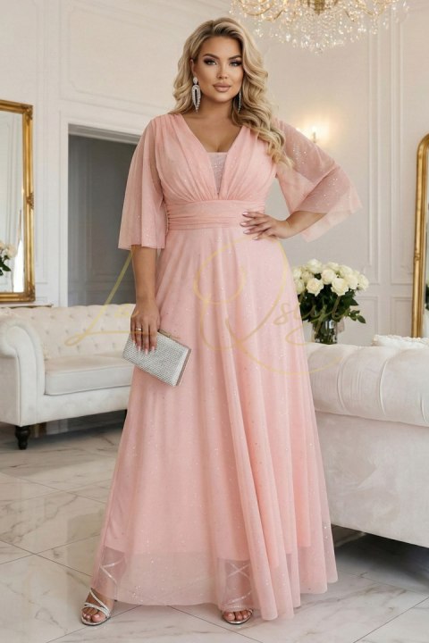 Długa połyskująca sukienka plus size z dekoltem i transparentnym rękawkiem BRZOSKWINIOWA