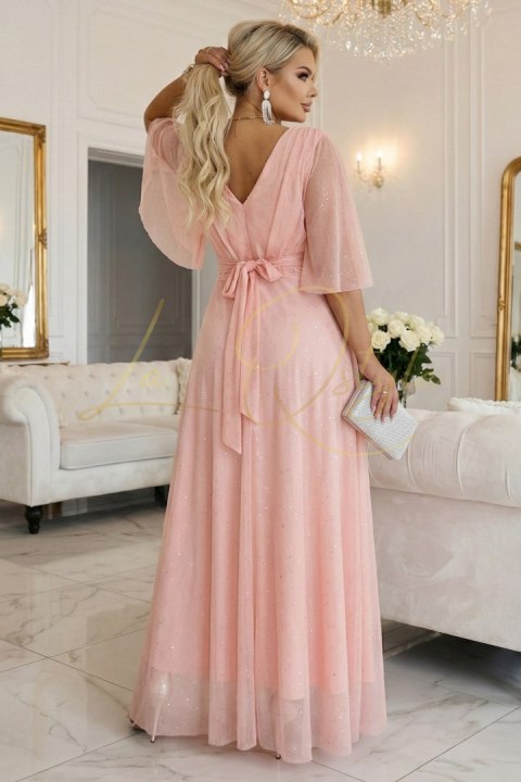 Długa połyskująca sukienka plus size z dekoltem i transparentnym rękawkiem BRZOSKWINIOWA