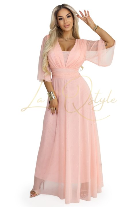 Długa połyskująca sukienka plus size z dekoltem i transparentnym rękawkiem BRZOSKWINIOWA