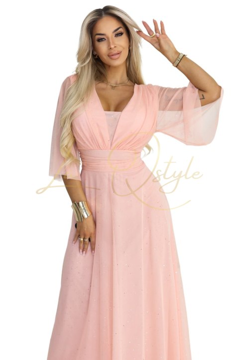 Długa połyskująca sukienka plus size z dekoltem i transparentnym rękawkiem BRZOSKWINIOWA