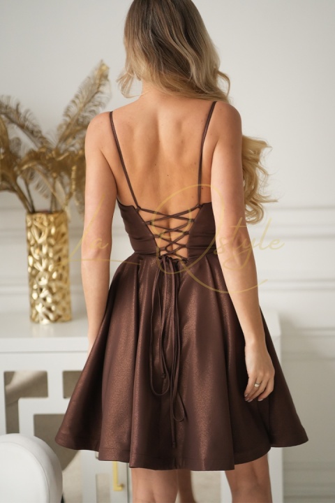 ALIAH brokatowa mini sukienka z gorsetem i wiązaniem na plecach CZEKOLADOWA
