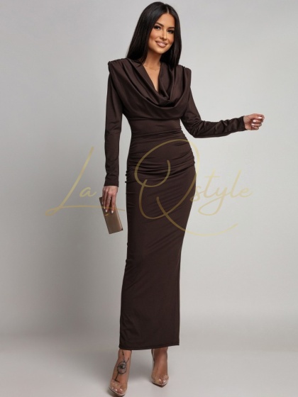 LYDIA dopasowana sukienka maxi z długim rękawem i marszczeniami CZEKOLADOWA