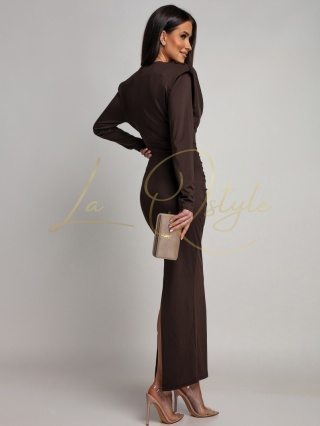LYDIA dopasowana sukienka maxi z długim rękawem i marszczeniami CZEKOLADOWA