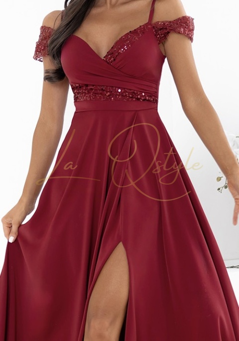 Sukienka z cekinowymi wstawkami i hiszpańskim dekoltem BORDOWA