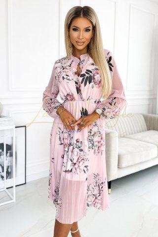 CARLA Plisowana sukienka midi z guziczkami i długim rękawkiem RÓŻE na tle pastelowego różu