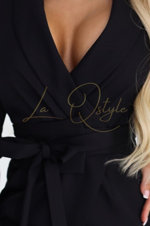 670-1 Elegancka sukienka marynarkowa z paskiem i asymetrycznym dołem - czarna