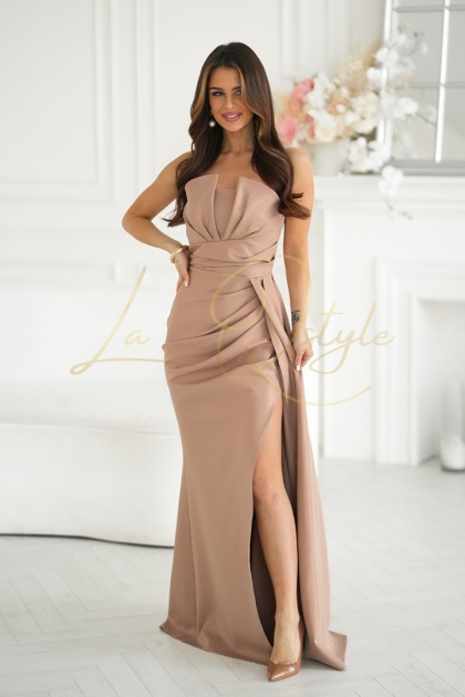 CHELSEA dopasowana połyskująca sukienka z wiązaniem na plecach CAMEL