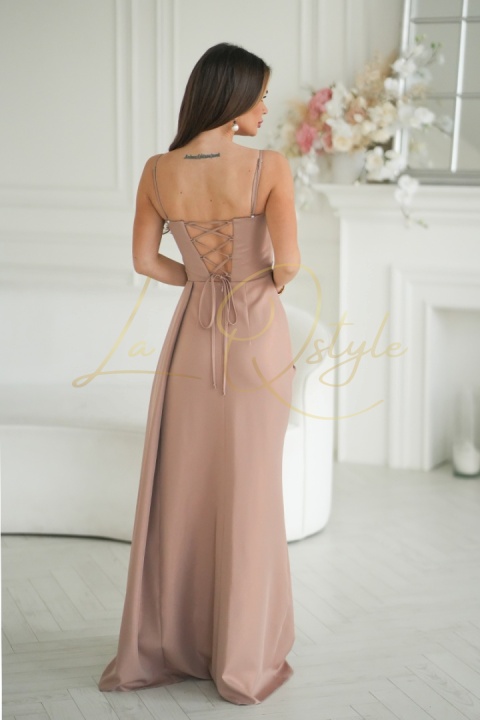 Dopasowana połyskująca sukienka z wiązaniem na plecach CAMEL