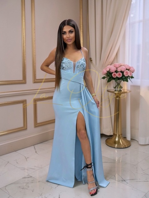 Dopasowana długa sukienka z ozdobnym gorsetem i trenem BŁĘKITNA