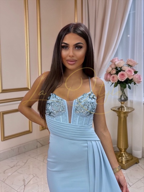 Dopasowana długa sukienka z ozdobnym gorsetem i trenem BŁĘKITNA