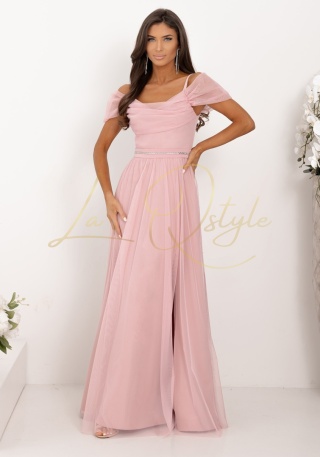 KIARA długa tiulowa sukienka z opadającymi ramionami i paskiem PUDROWY RÓŻ