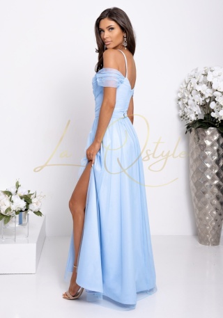 KIARA długa tiulowa sukienka z opadającymi ramionami i paskiem BŁĘKITNA