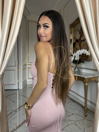 NERALE gładka długa sukienka z gorsetem i wiązaniem na plecach PUDROWY RÓŻ