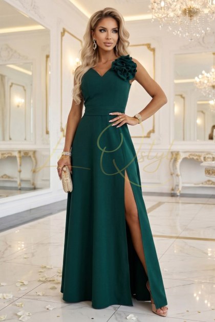 Romantyczna sukienka maxi z kwiatem na ramieniu i rozcięciem BUTELKOWA ZIELEŃ