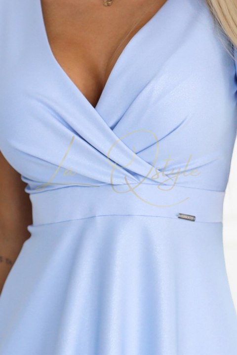 Rozkloszowana sukienka midi z kopertowym dekoltem i brokatowym połyskiem BŁĘKITNA